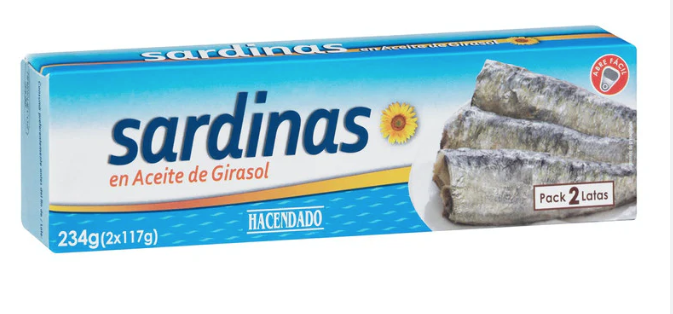 Coles de bruselas con sardinas en lata y gazpacho andaluz.